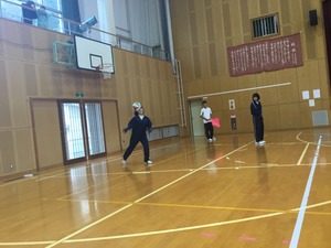 ３