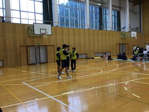 ４