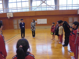 ４