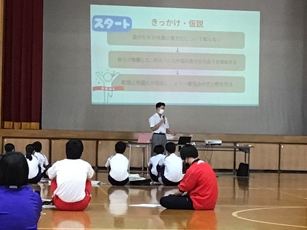 ３