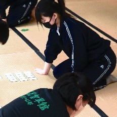 ３