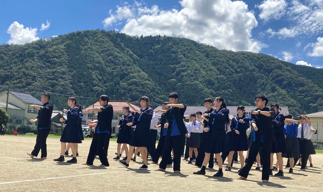 青